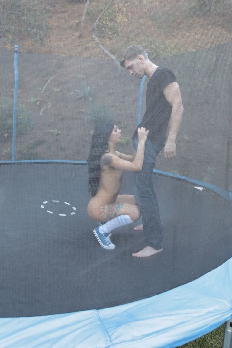 21P Gina Valentina, une jeune latina bien roulée, profite du sexe anal hardcore avec un étalon bien membré.