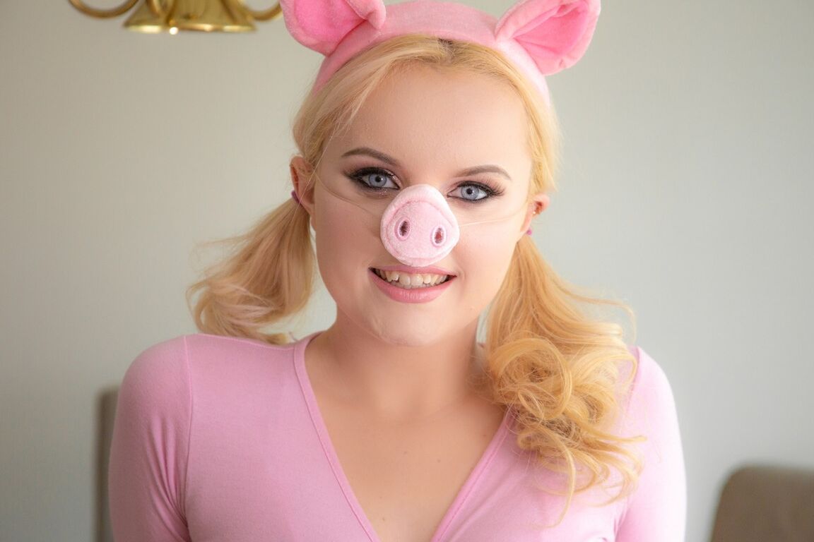 15P Das blonde Mädchen River Fox zieht sich in einem Miss Piggy-Kostüm nackt aus