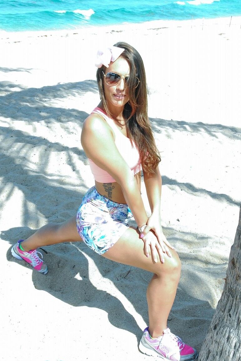 17P A gostosa Kelsi Monroe agarra suas nádegas redondas durante uma ação de sexo cachorrinho selvagem
