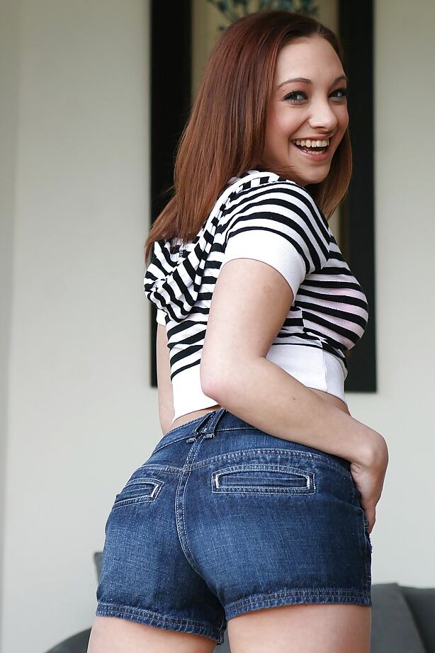 16P Smiley doxy in jeans shorts Khloe Kush revealing her titties and sexy fanny