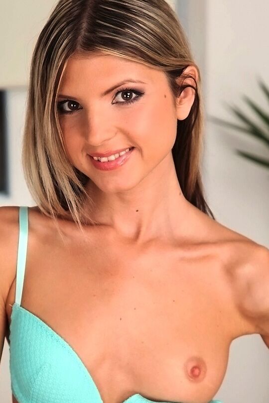 16P La amateur de tetas pequeñas Gina Gerson se luce con tacones altos