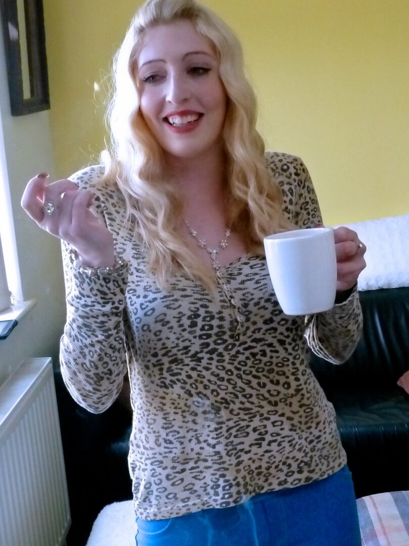 16P La blonde à la peau claire Jessica Jensen arbore une gorgée de sperme après un rapport sexuel