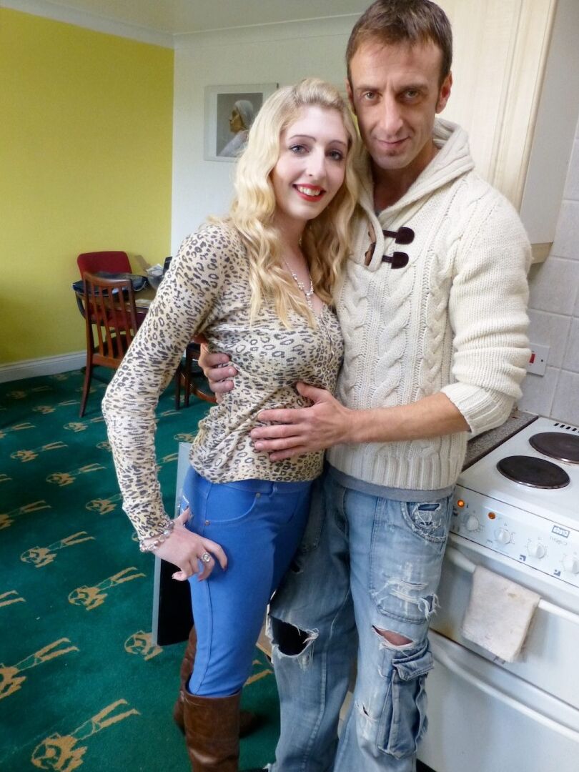 16P La blonde à la peau claire Jessica Jensen arbore une gorgée de sperme après un rapport sexuel