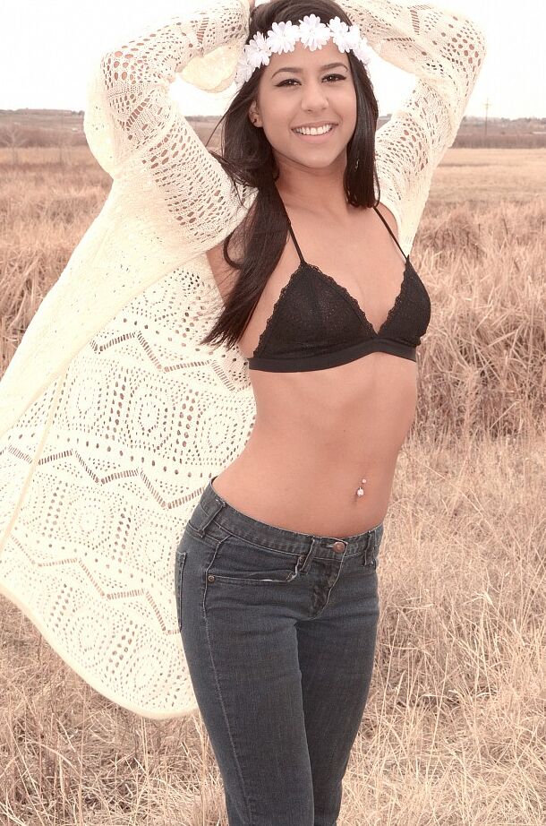 12P Bella brinca com sua faixa de flores