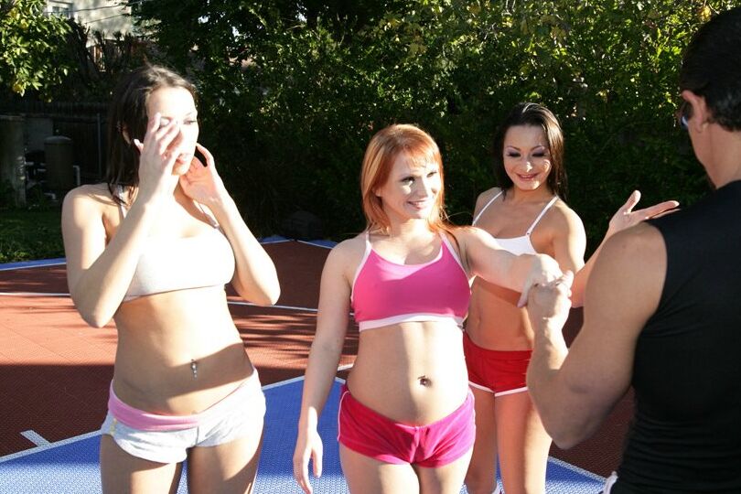 16P Sandra Romain, Rachel Starr e Katja Kassin abrem as pernas para sexo em grupo