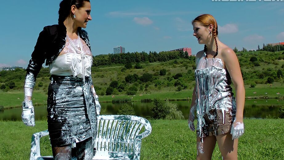 16P Fashionistas totalmente vestidos se divertem ao ar livre, bagunçados e viscosos