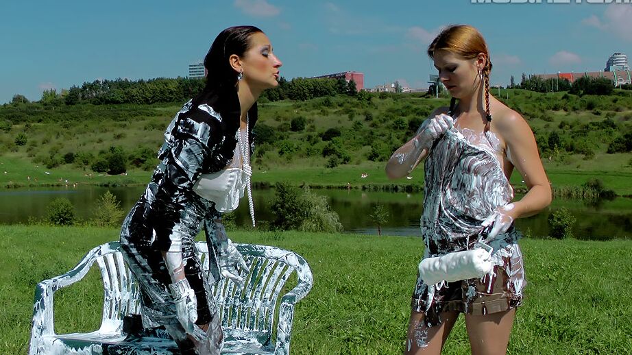 16P Fashionistas totalmente vestidos se divertem ao ar livre, bagunçados e viscosos