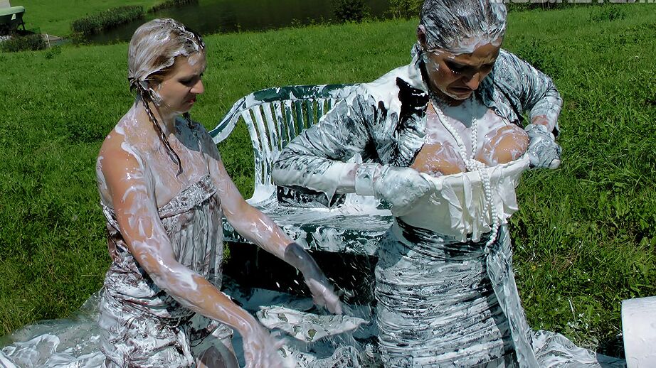 16P Fashionistas totalmente vestidos se divertem ao ar livre, bagunçados e viscosos