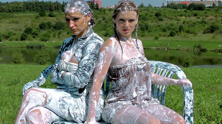 16P Fashionistas totalmente vestidos se divertem ao ar livre, bagunçados e viscosos