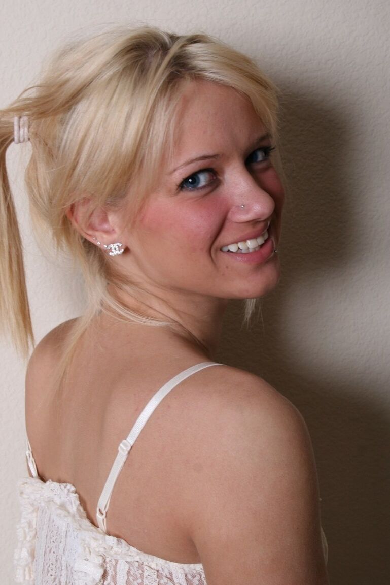 16P La rubia amateur Dani Crush saca la lengua antes de mostrar su cuerpo desnudo