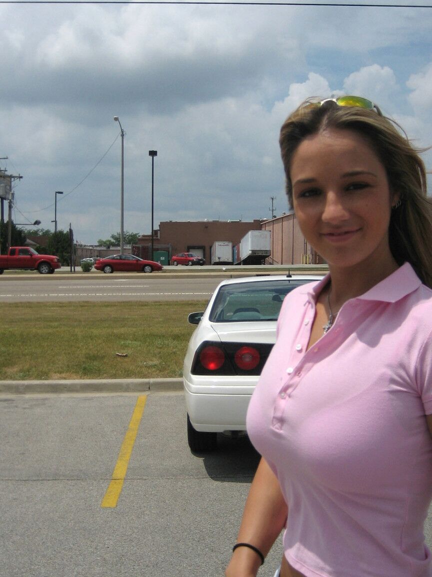 12P La amateur Nikki Sims se desnuda en ropa interior dentro de un vehículo