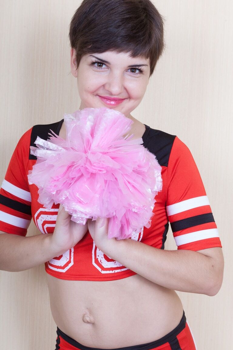18P Brünette mit kurzen Haaren und kleinen Titten Rubina präsentiert ihre haarige Muschi