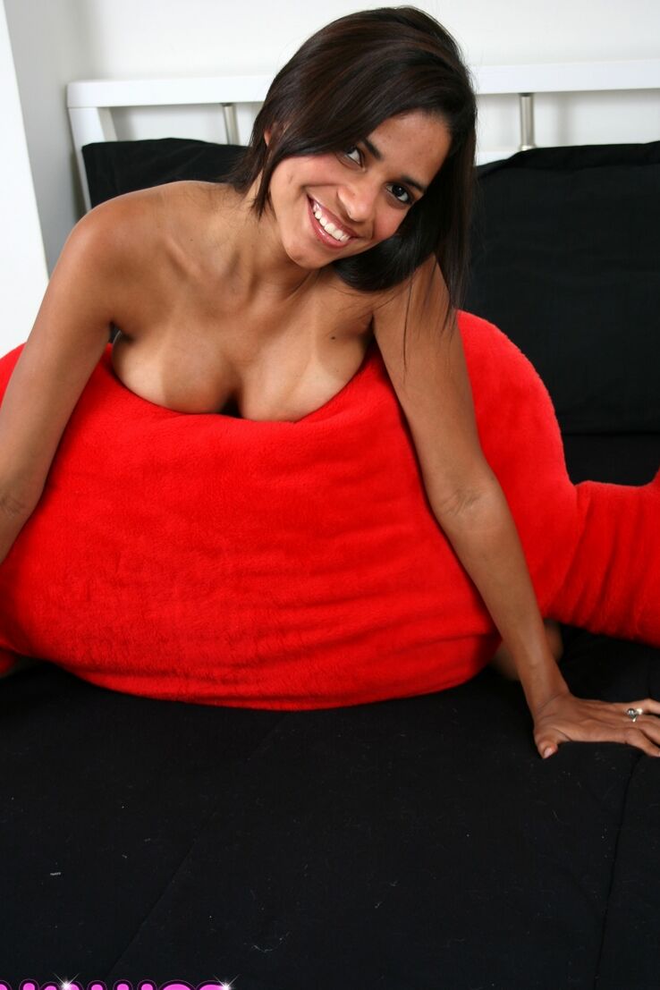 15P A garota latina Polliana é toda provocadora em conjunto de sutiã e calcinha