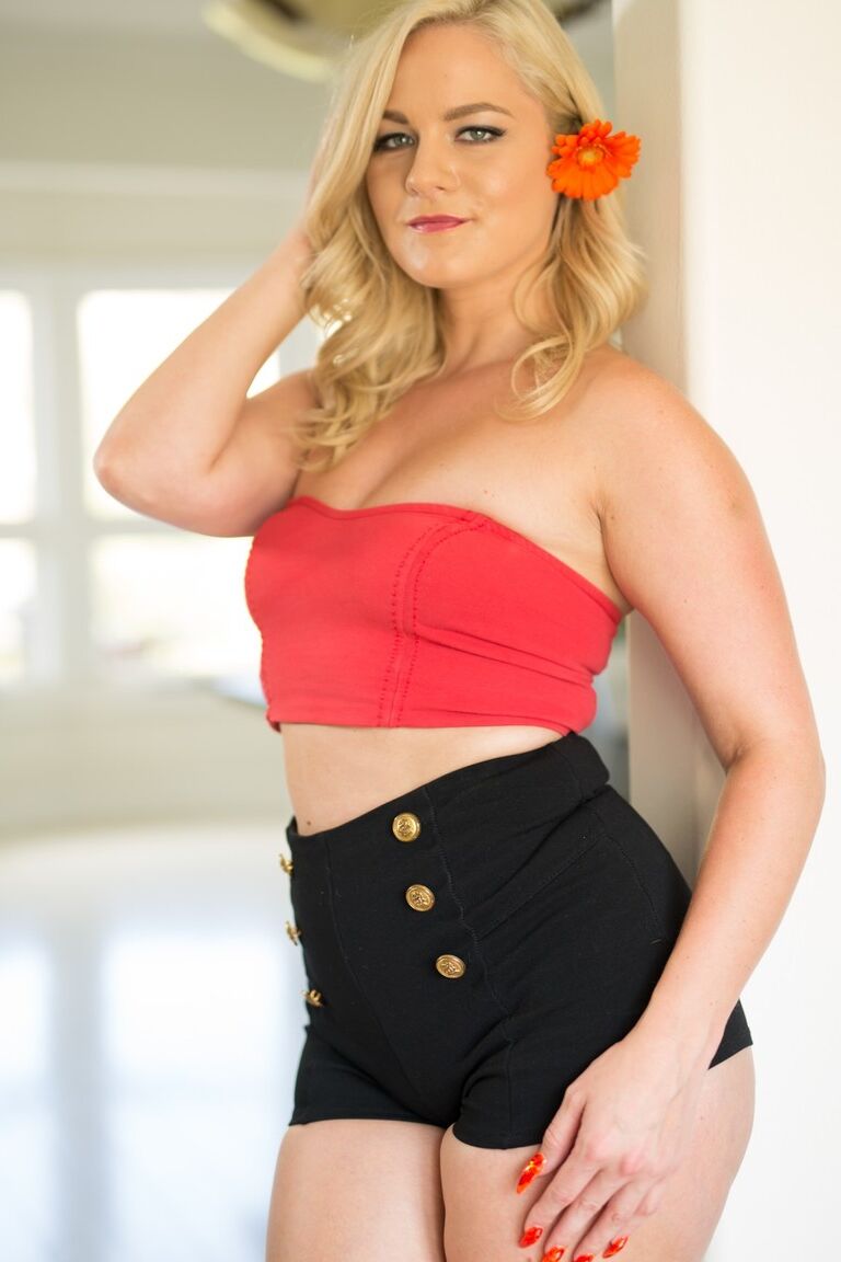 21P Lisey Sweet, blonde chaude au gros cul, profite du sexe hardcore avec une bite noire