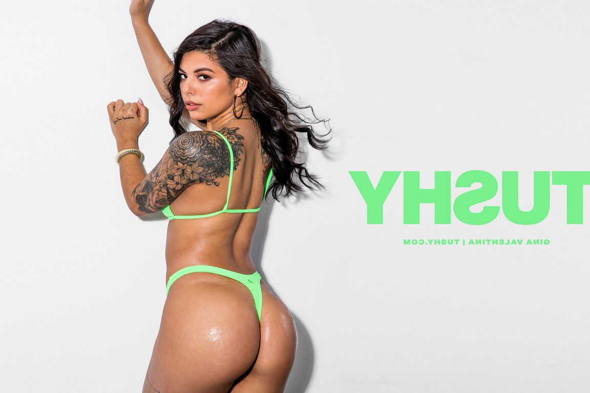 21P A bela morena Gina Valentina revela sua bunda incrível e gosta de um estrondo anal