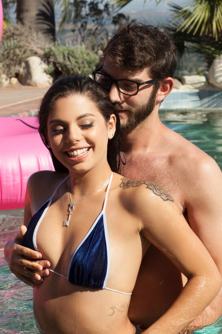 Die 16P Petite Latina Gina Valentina genießt Schwänze in vielen Posen draußen und drinnen