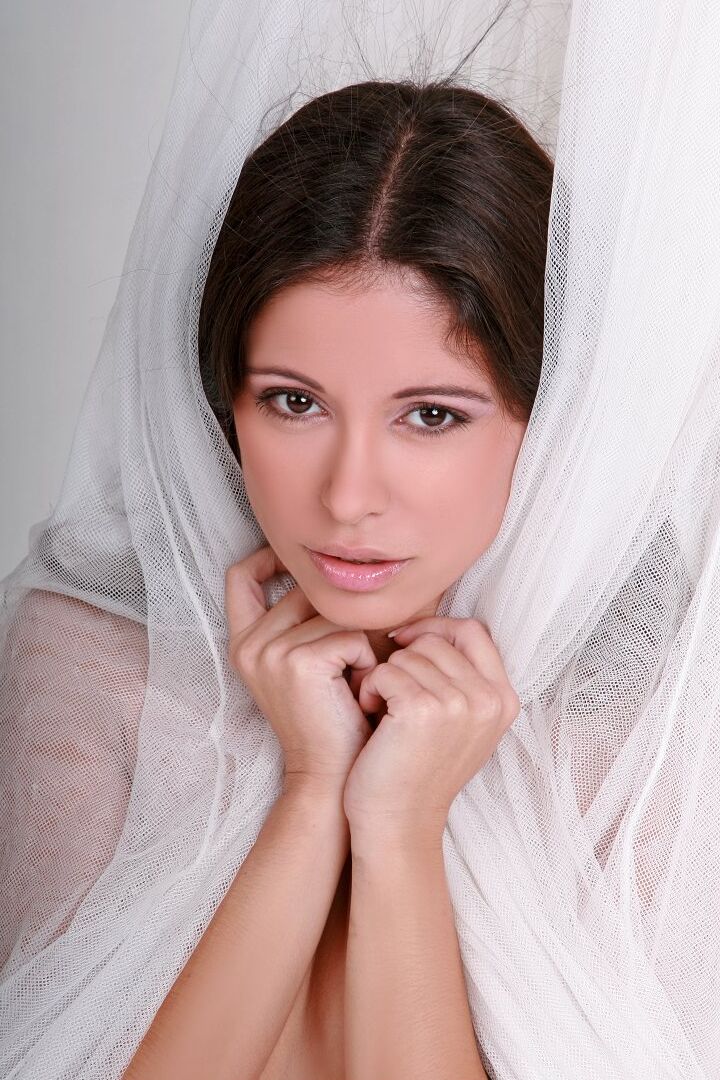 16P A modelo brasileira Angelique posa totalmente nua durante um noivado solo