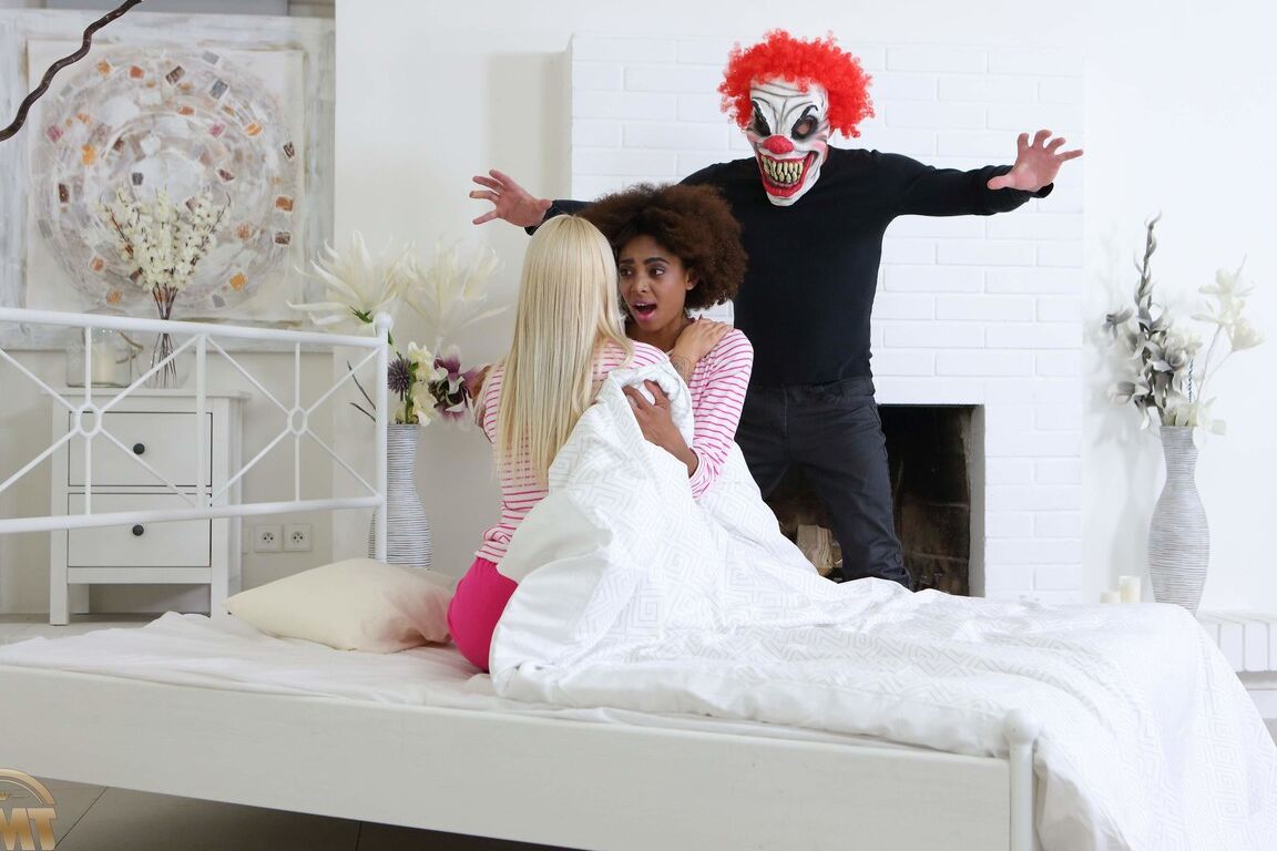 21P Daisy et Luna Corazon, adolescentes coquines, se font baiser la chatte par un clown