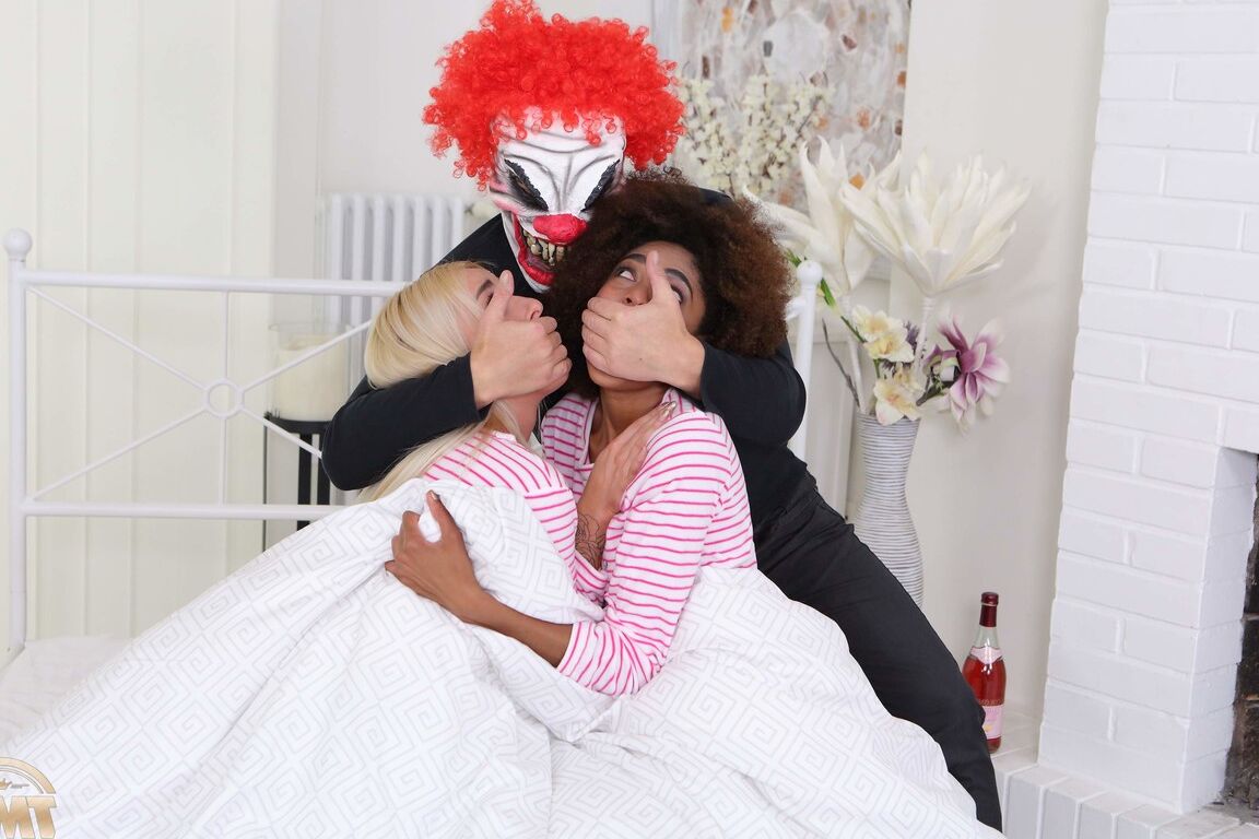 21P Daisy et Luna Corazon, adolescentes coquines, se font baiser la chatte par un clown