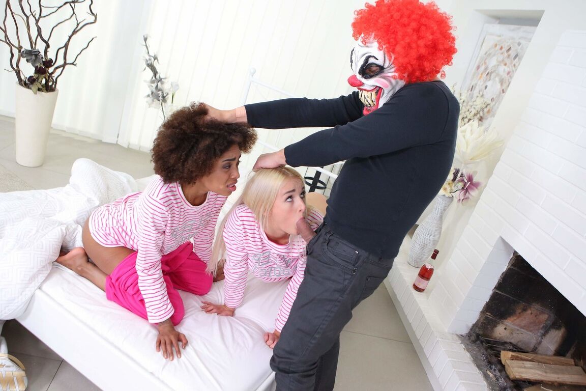 21P Daisy et Luna Corazon, adolescentes coquines, se font baiser la chatte par un clown