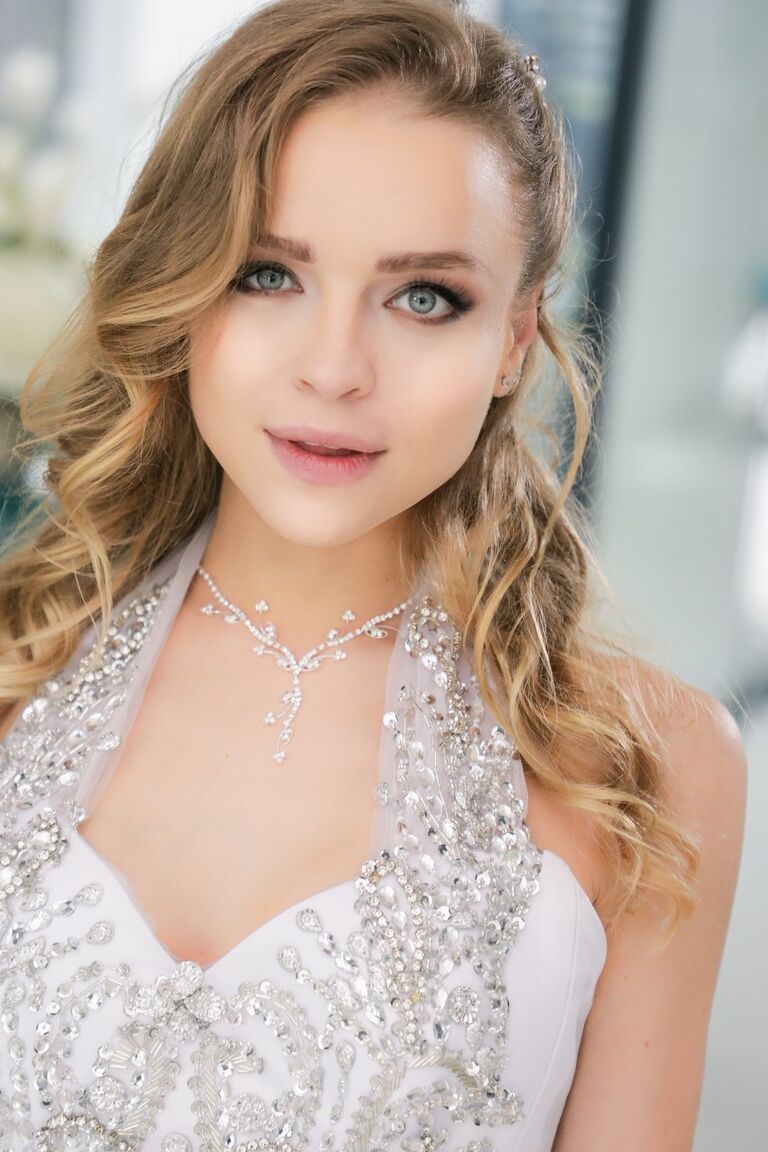 Alexa Flexy, mannequin 12P Centerfold, a des relations sexuelles hardcore le jour de son mariage