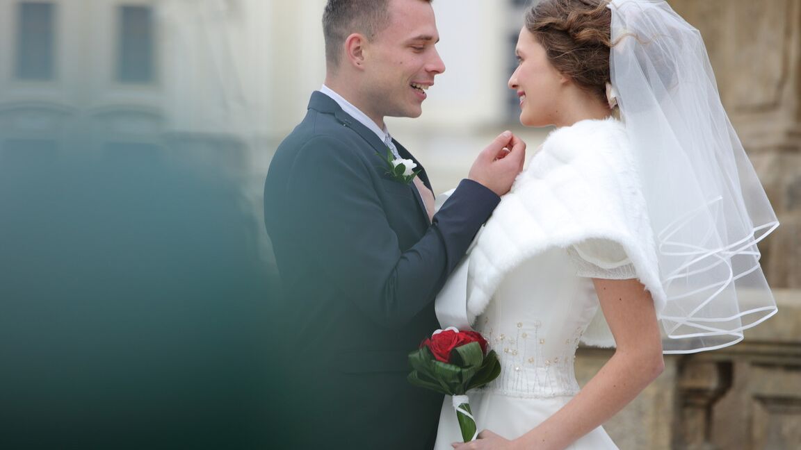 21P Une mariée tchèque sexy baise un inconnu en chaleur devant le marié pour de l'argent