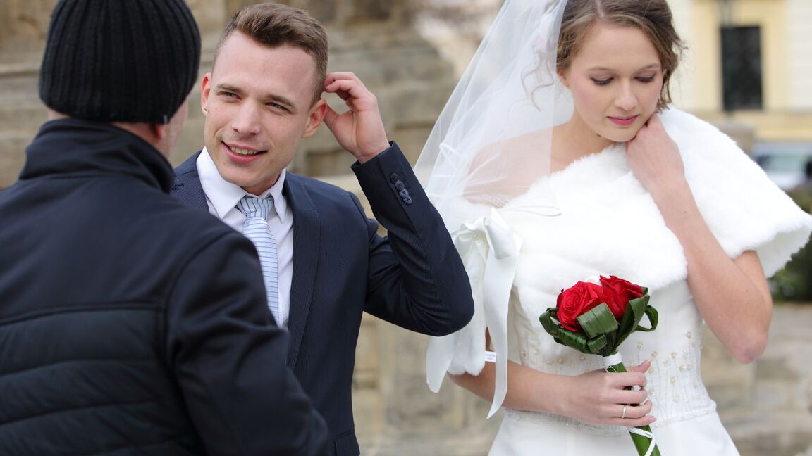 21P Une mariée tchèque sexy baise un inconnu en chaleur devant le marié pour de l'argent