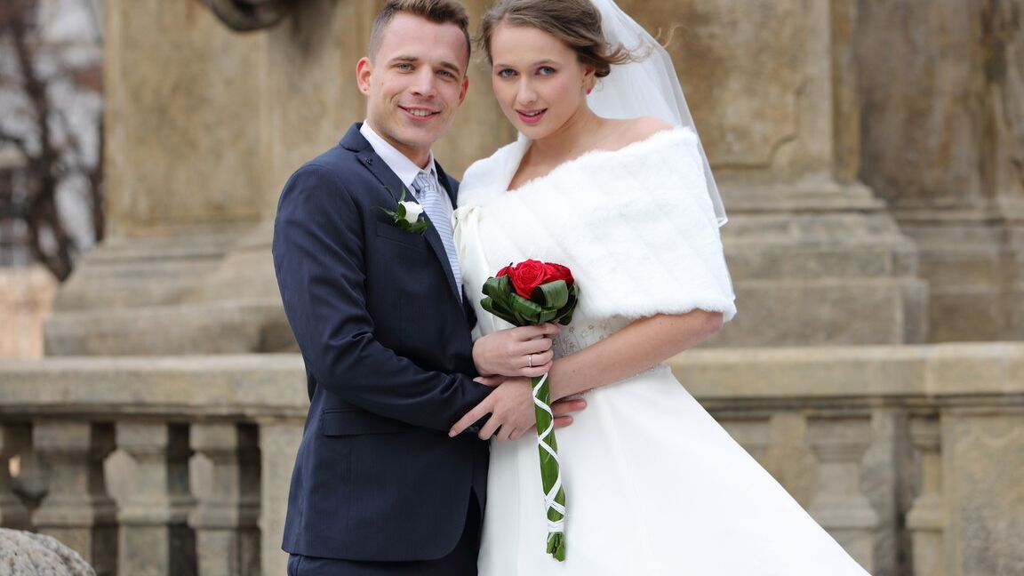 21P Une mariée tchèque sexy baise un inconnu en chaleur devant le marié pour de l'argent