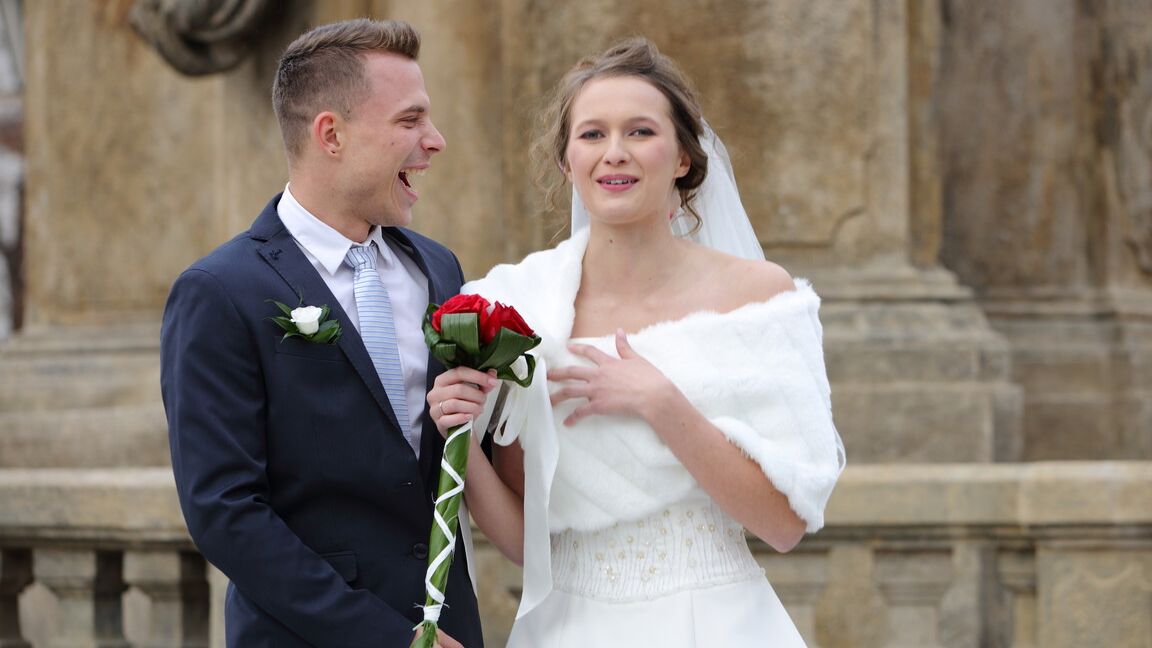 21P Une mariée tchèque sexy baise un inconnu en chaleur devant le marié pour de l'argent