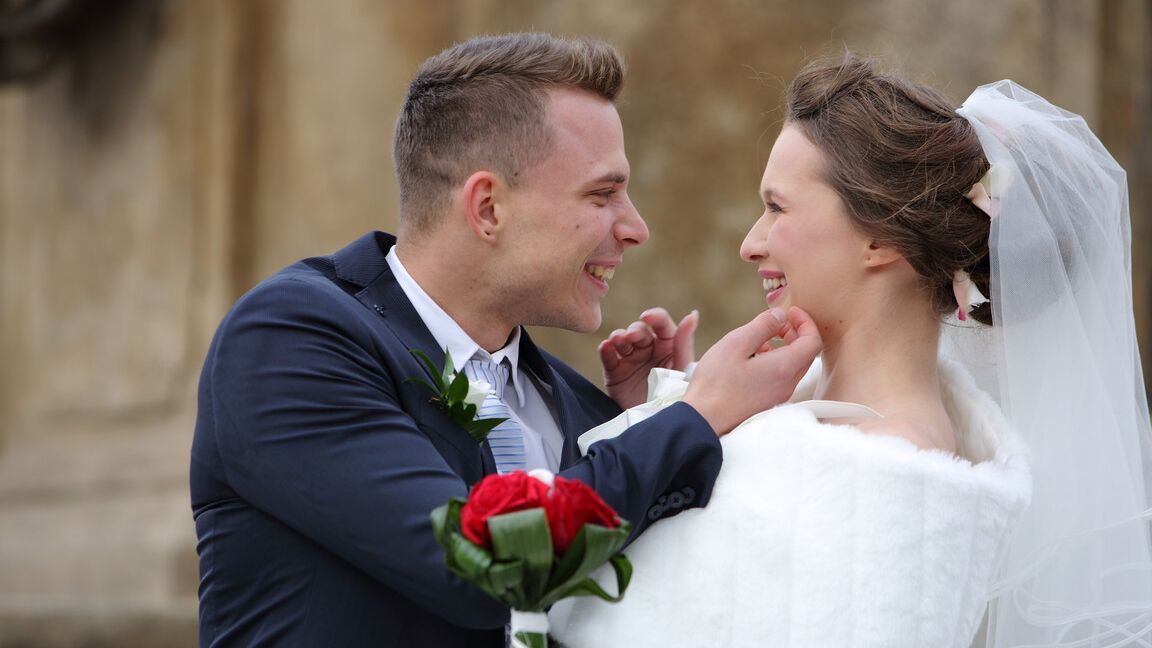 21P Une mariée tchèque sexy baise un inconnu en chaleur devant le marié pour de l'argent