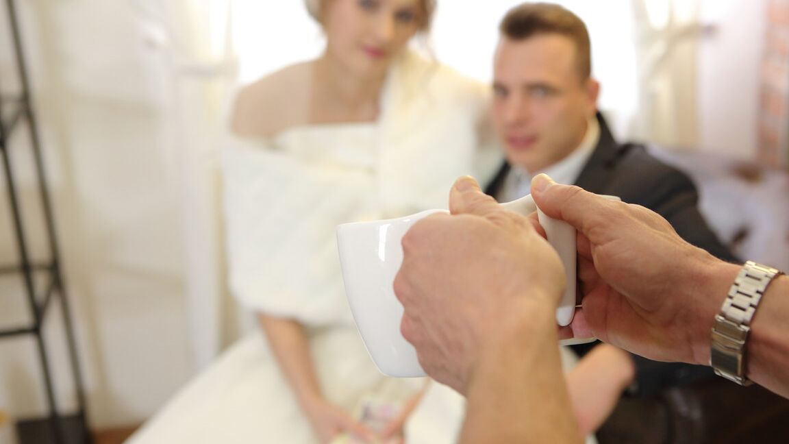 21P Une mariée tchèque sexy baise un inconnu en chaleur devant le marié pour de l'argent