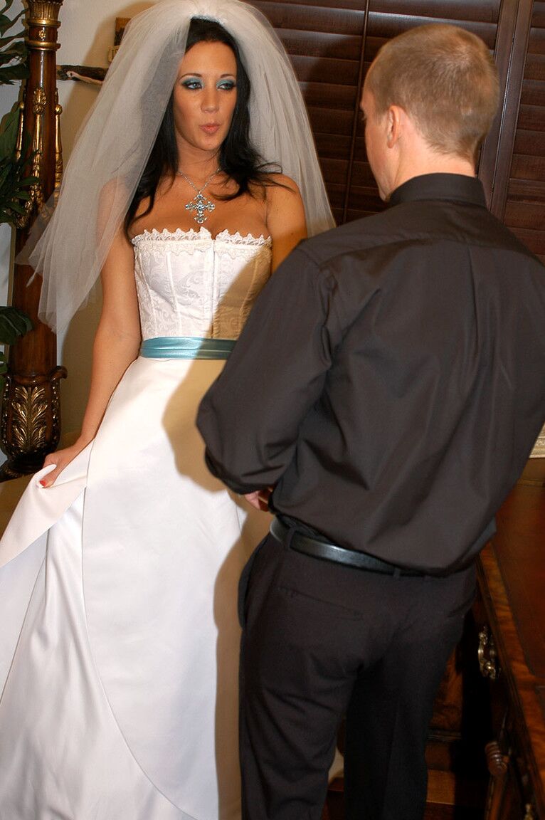21P A noiva de olhos grandes Jayden Jaymes coloca seu vestido de noiva e depois fode o padre