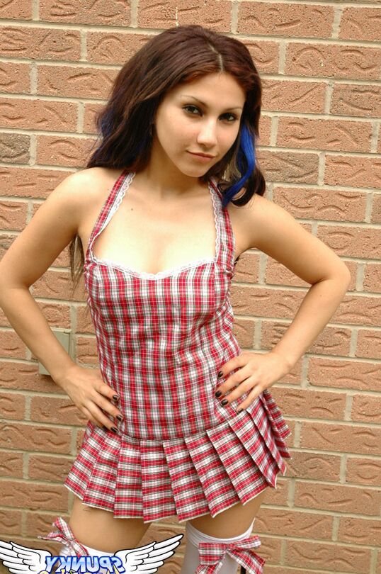 12P Adorável colegial amadora Angel em meias brancas mostra calcinha upskirt