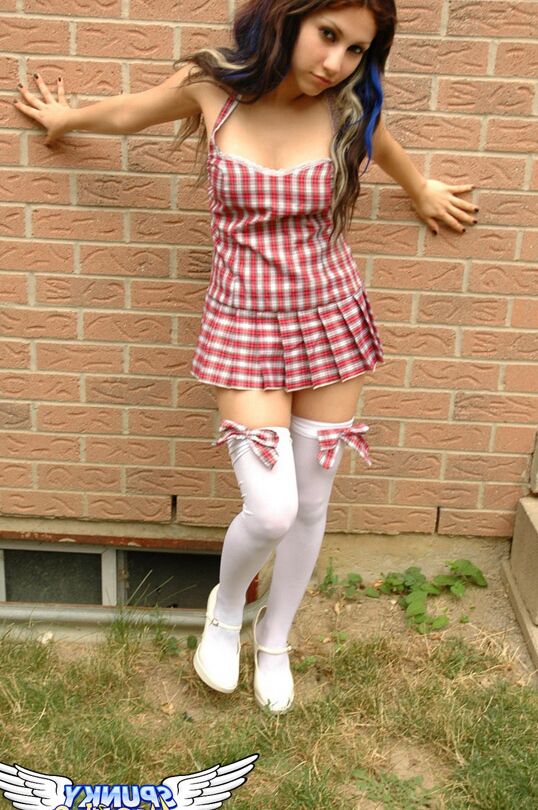 12P Adorável colegial amadora Angel em meias brancas mostra calcinha upskirt