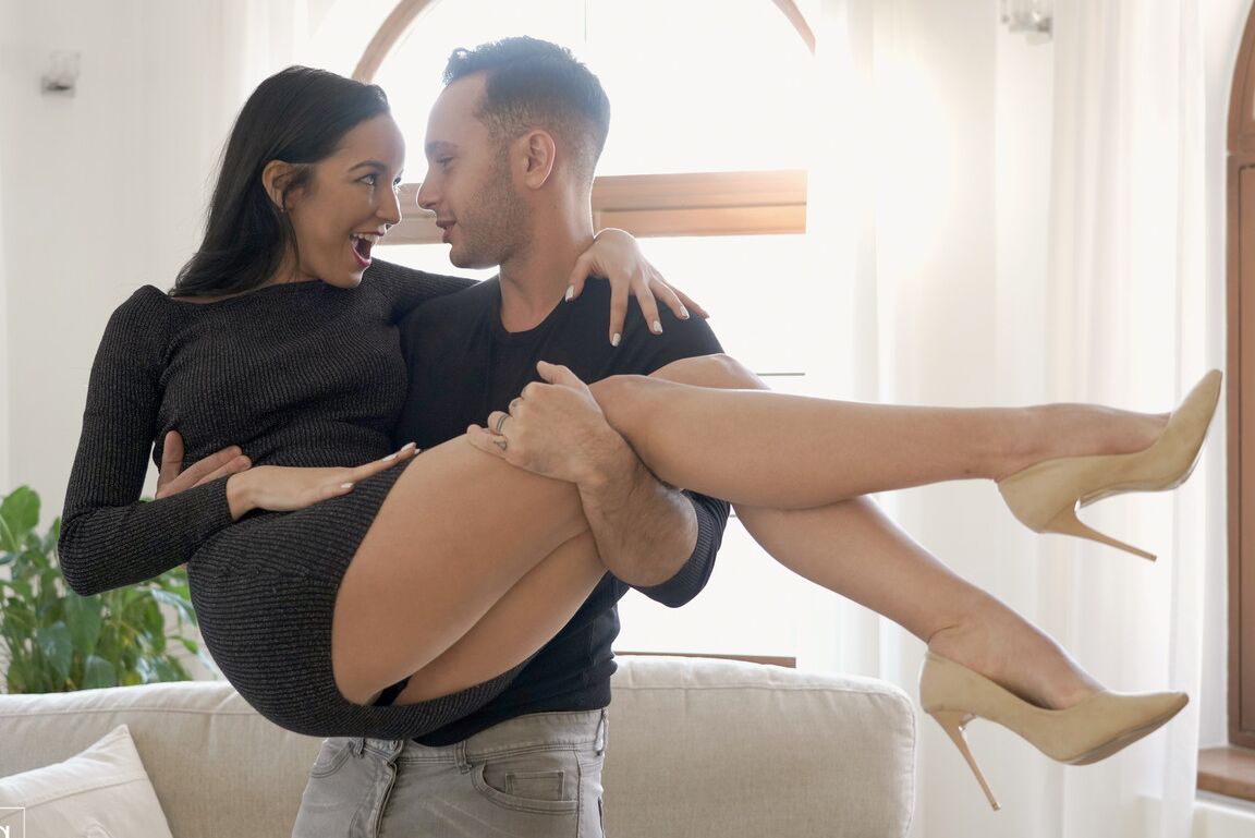 21P La MILF latina Francys Belle da placer a su coño afeitado con una polla poderosa