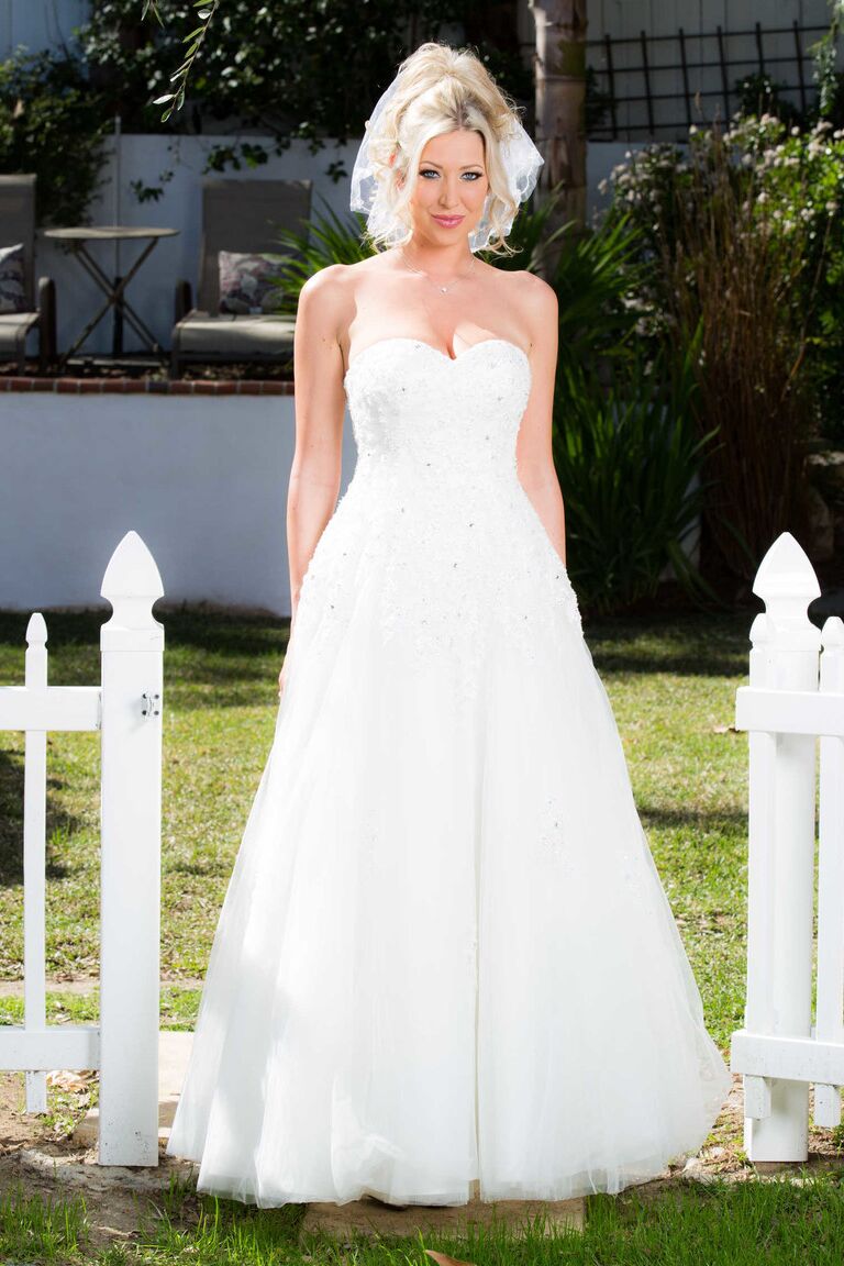 La mariée de 21P, Lexi Lowe, enlève sa robe de mariée et pose en lingerie blanche à l'extérieur.