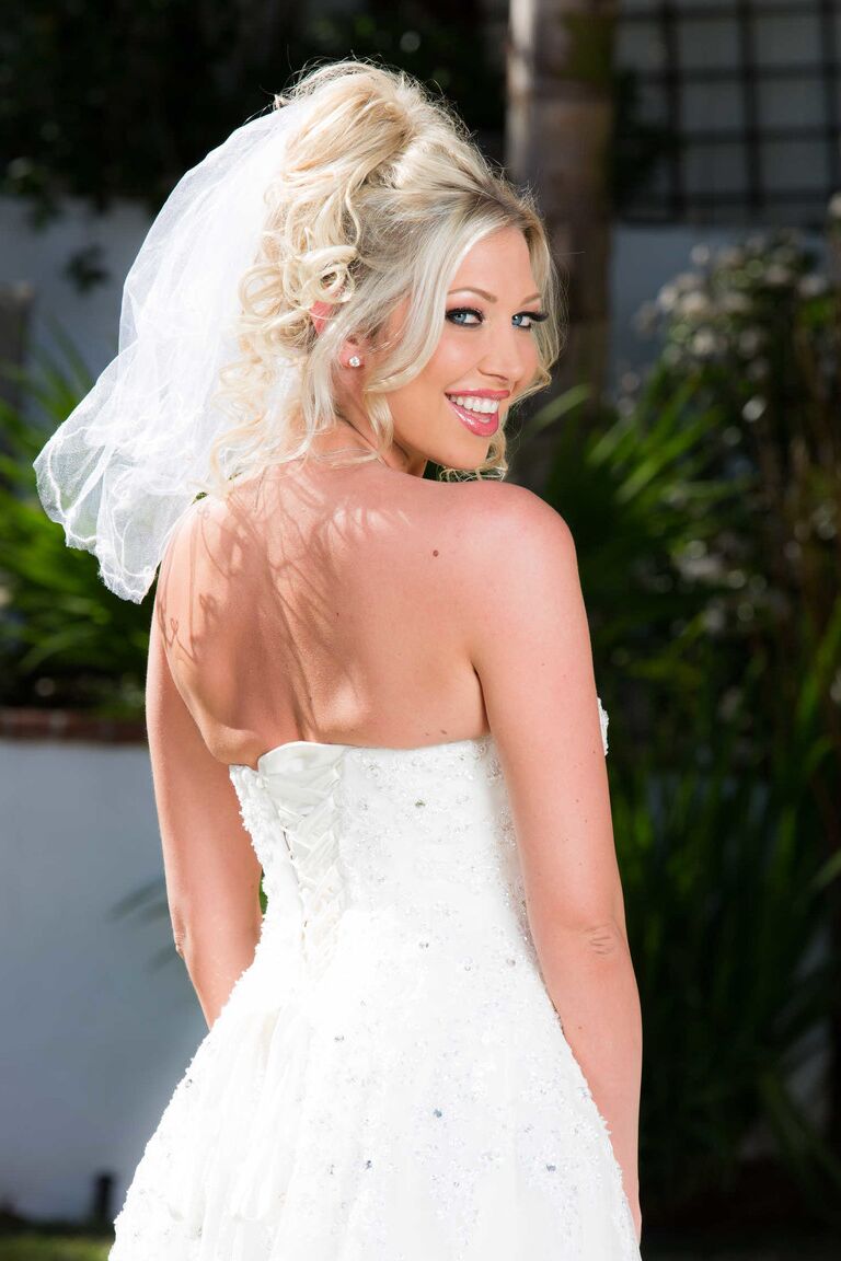 La mariée de 21P, Lexi Lowe, enlève sa robe de mariée et pose en lingerie blanche à l'extérieur.