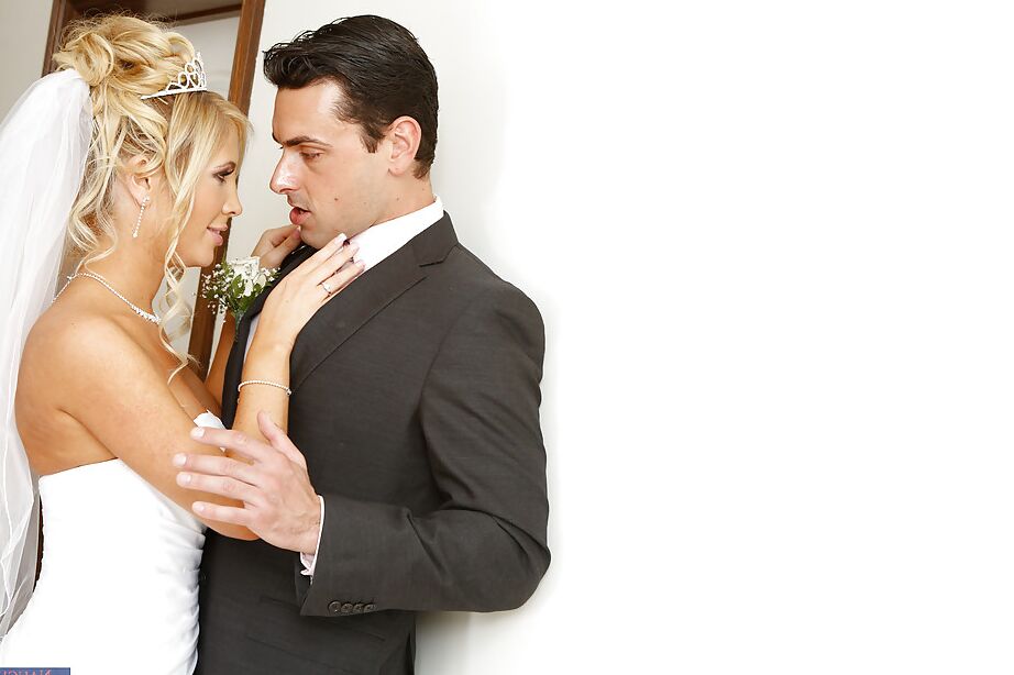 16P A loira Tasha Reign está tendo uma foda louca com o marido