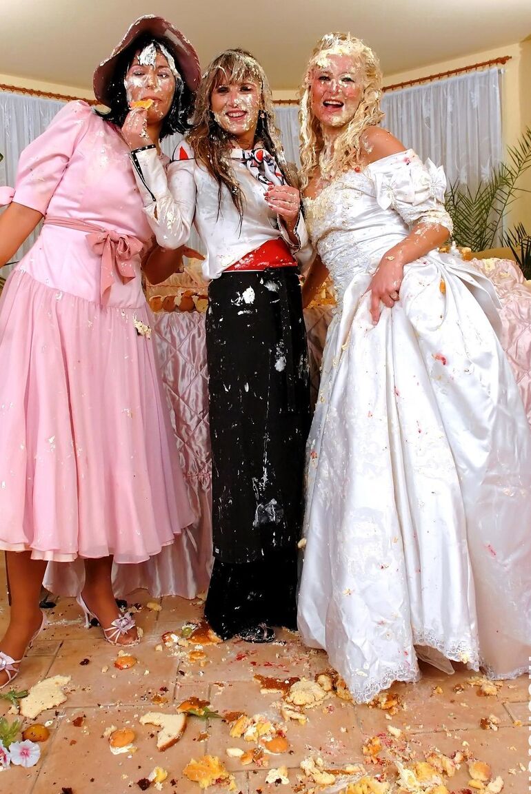 15P Novia lesbiana peleando con su tarta de boda con amigas
