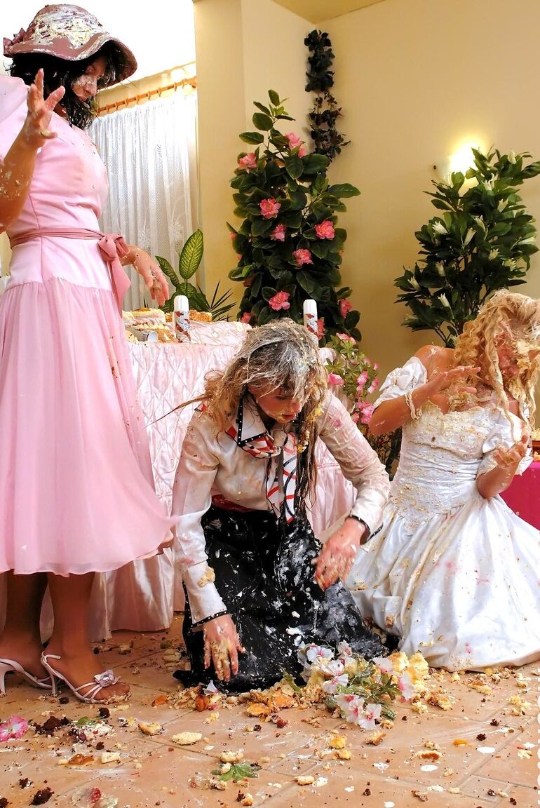15P Novia lesbiana peleando con su tarta de boda con amigas