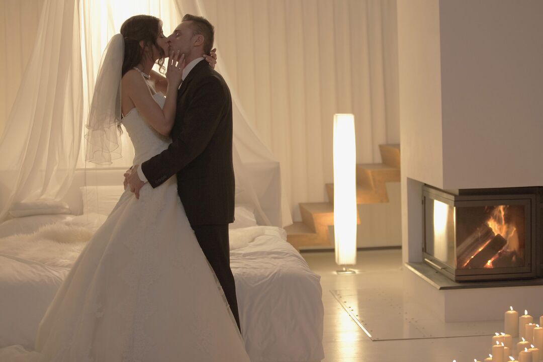 16P Novia joven y caliente chupa la polla de su nuevo marido y monta una vaquera en la noche de bodas