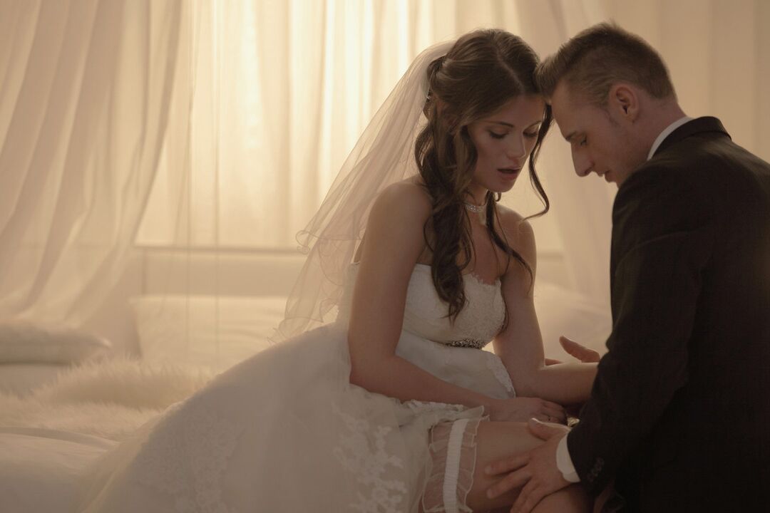 16P Novia joven y caliente chupa la polla de su nuevo marido y monta una vaquera en la noche de bodas