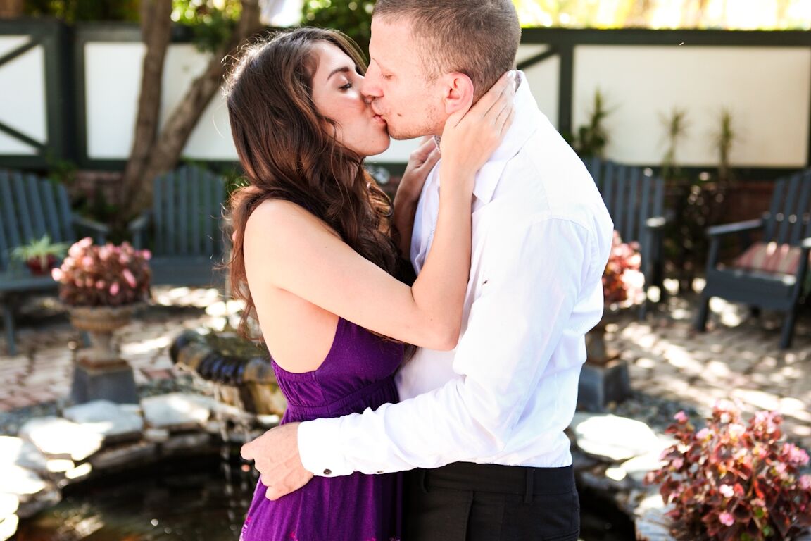 15P April O'neil, latina vêtue, s'embrasse en plein air avant de baiser la nuit de noces