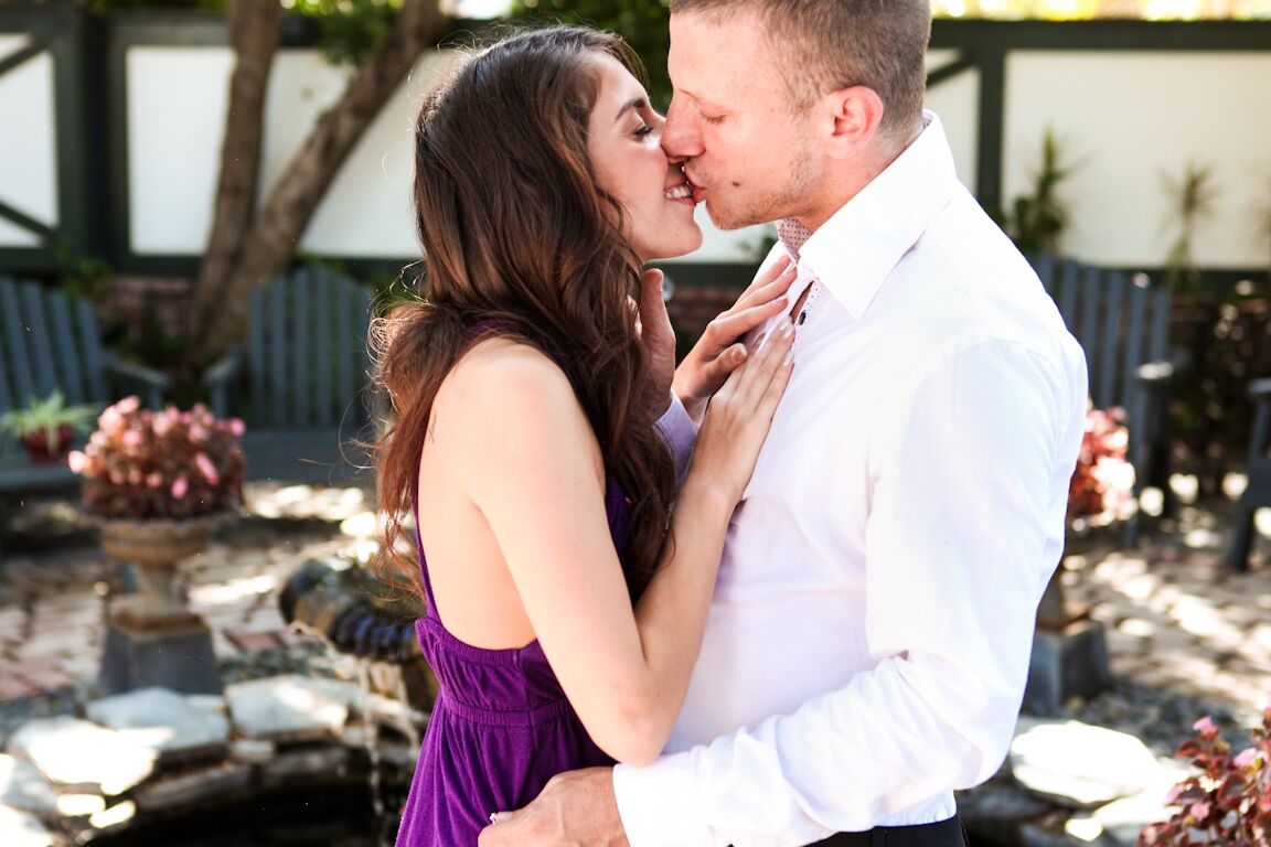 15P April O'neil, latina vêtue, s'embrasse en plein air avant de baiser la nuit de noces