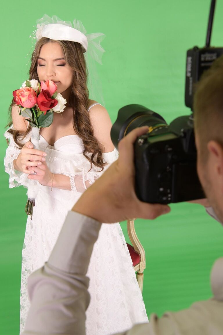 21P Die versaute brünette Braut Evelina Darling bekommt nach einem Hardcore-Fick eine Gesichtsbehandlung