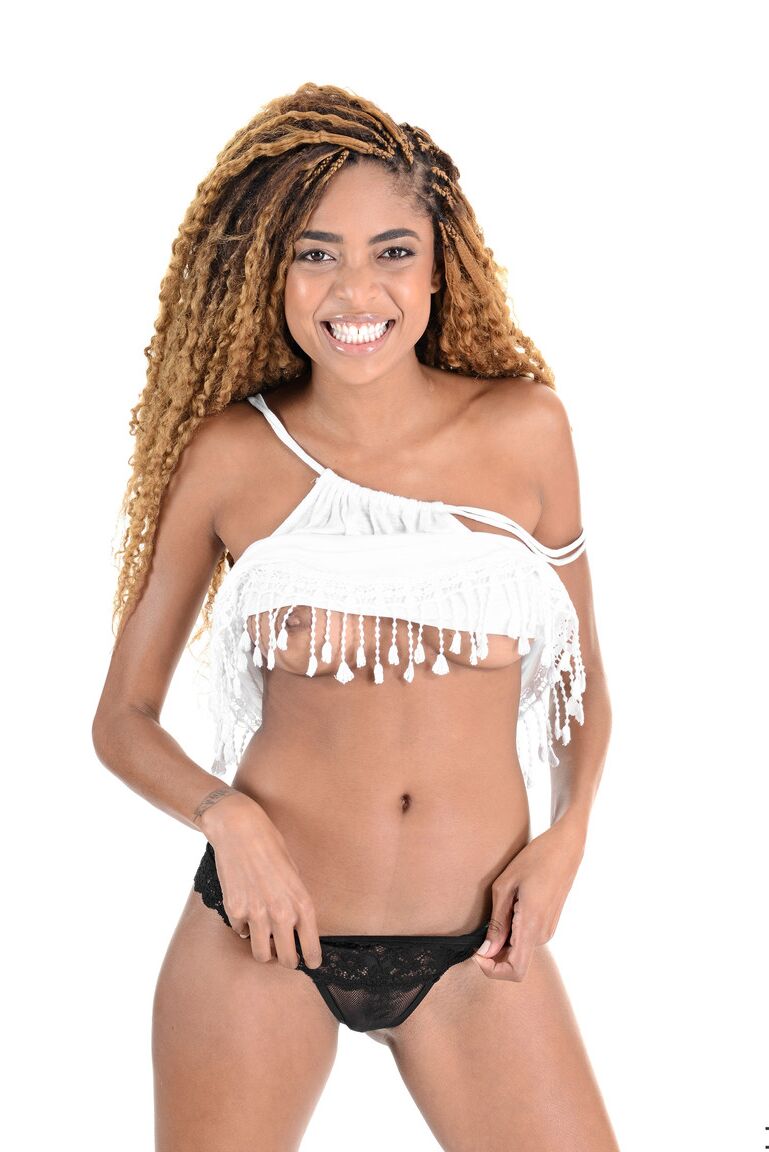 15P Petite ébano Luna Corazon apregoa sua bunda apertada depois de se despir