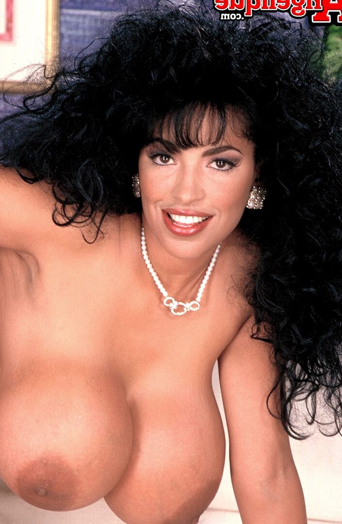 21P MILF Angelique de cabelos cacheados exibe peitos grandes