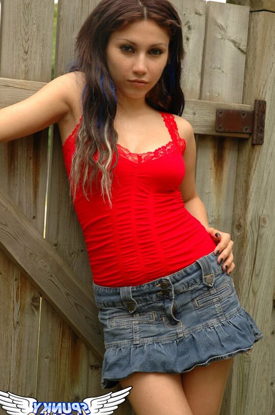12P Little Angel piscando calcinha upskirt do lado de fora
