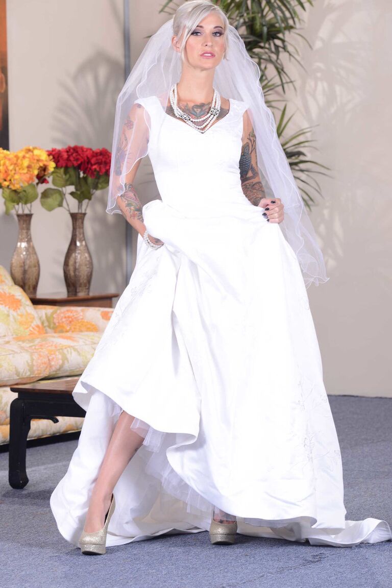 21P Noiva loira com peitos grandes Kleio Valentien revela seu corpo tatuado em um solo