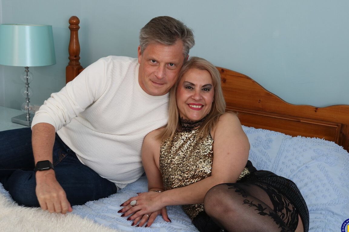 16P freche britische MILF sieht beim Ficken in aufreizenden schwarzen Dessous supersexy aus